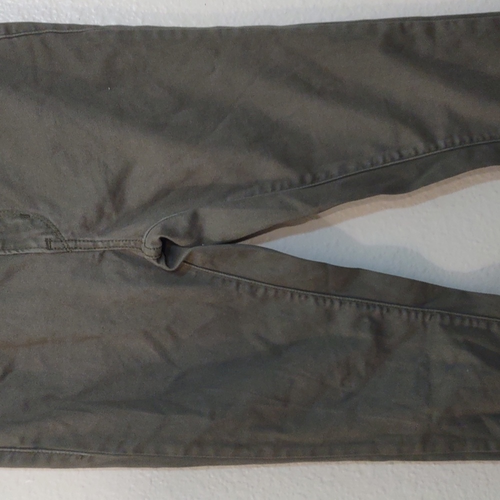 SLIGHTLY USED LEVIS COLOR OLIVE 710 SUPER SKINNY SIZE 25 AS SEEN IN PHOTOS - Picture 5 of 10